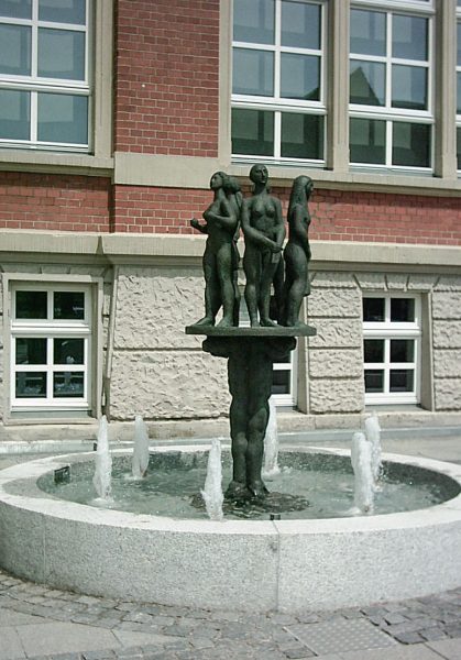 Erfurt Regierungsstraße Granitbrunnenbecken mit beleuchteter Bronzeplastik