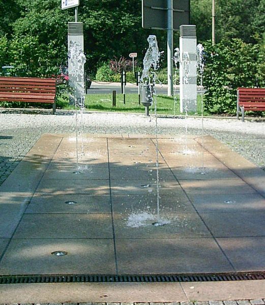 Ilmenau Lindenstraße Bodendüsen aus Edelstahl mit Glasfaseroptiken und einprogrammierten Wasserspiel