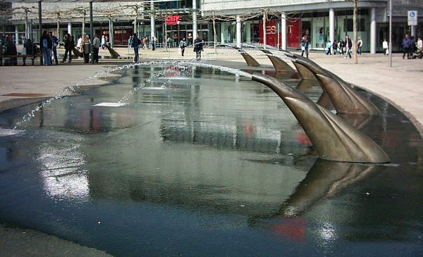 Kassel Königsplatz mit Glasfaserkabel beleuchtete Bronzefiguren und Hohlstrahldüsen