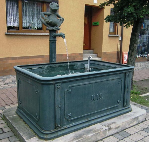 Langewiesen Gussbrunnen mit Frosch