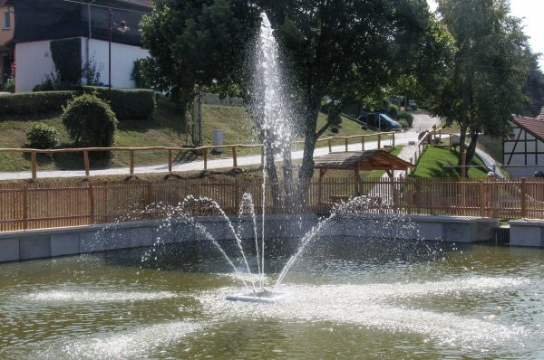 Moersdorf Teich am Backhaus Schwimmfontaene