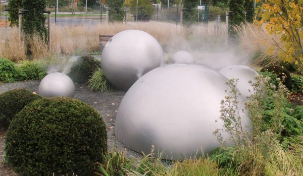 Schmalkalden Landesgartenschau Edelstahlkugeln mit Nebel