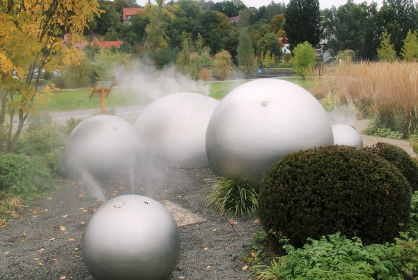 Schmalkalden, Landesgartenschau Edelstahlkugeln mit Nebel