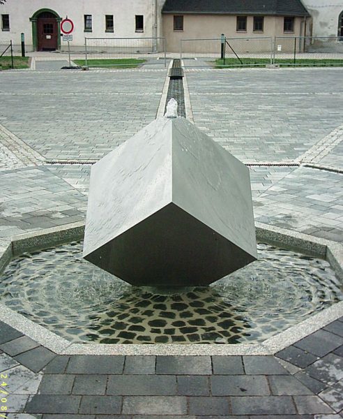 Stadtilm Rathaus Edelstahlwürfel mit Wasserlauf